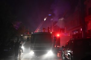 Υπό έλεγχο η πυρκαγιά σε επιχείρηση στο Περιστέρι