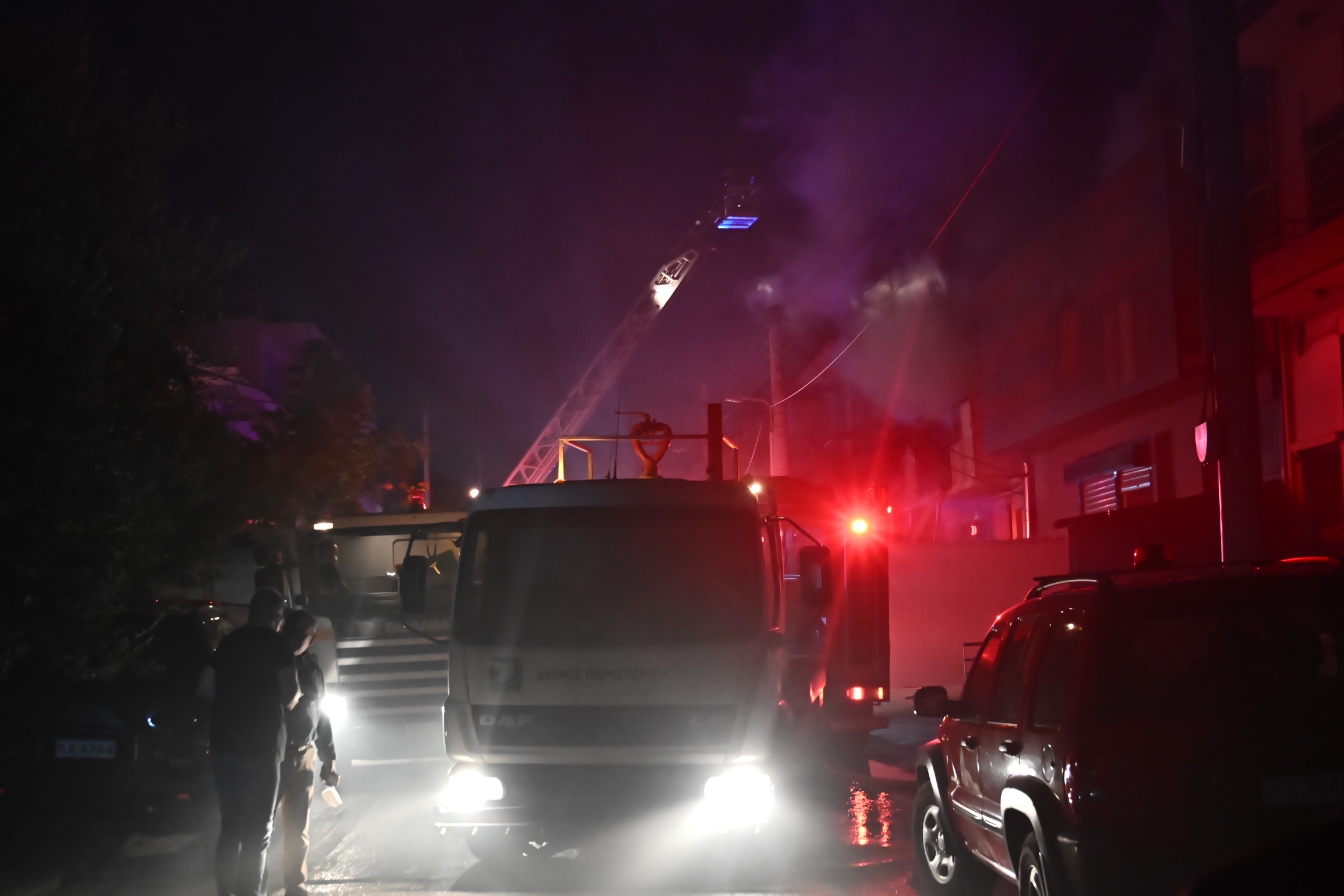 Υπό έλεγχο η πυρκαγιά σε επιχείρηση στο Περιστέρι