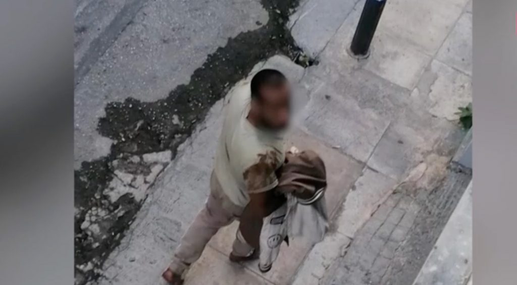 Άνδρας κυκλοφορεί ξυπόλυτος και παρενοχλεί γυναίκες σε Περιστέρι και Εξάρχεια