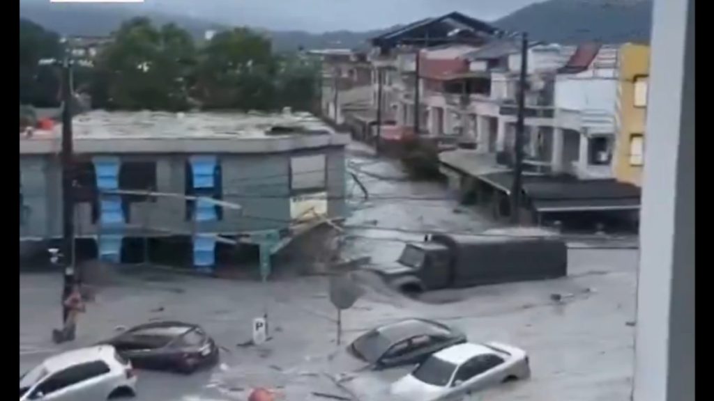 Φιλιππίνες: Τρεις νεκροί από τροπική καταιγίδα – Κατέρρευσαν τοίχοι, με βάρκες στους δρόμους οι κάτοικοι (βίντεο)