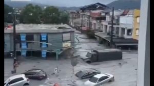 Φιλιππίνες: Τρεις νεκροί από τροπική καταιγίδα – Κατέρρευσαν τοίχοι, με βάρκες στους δρόμους οι κάτοικοι (βίντεο)