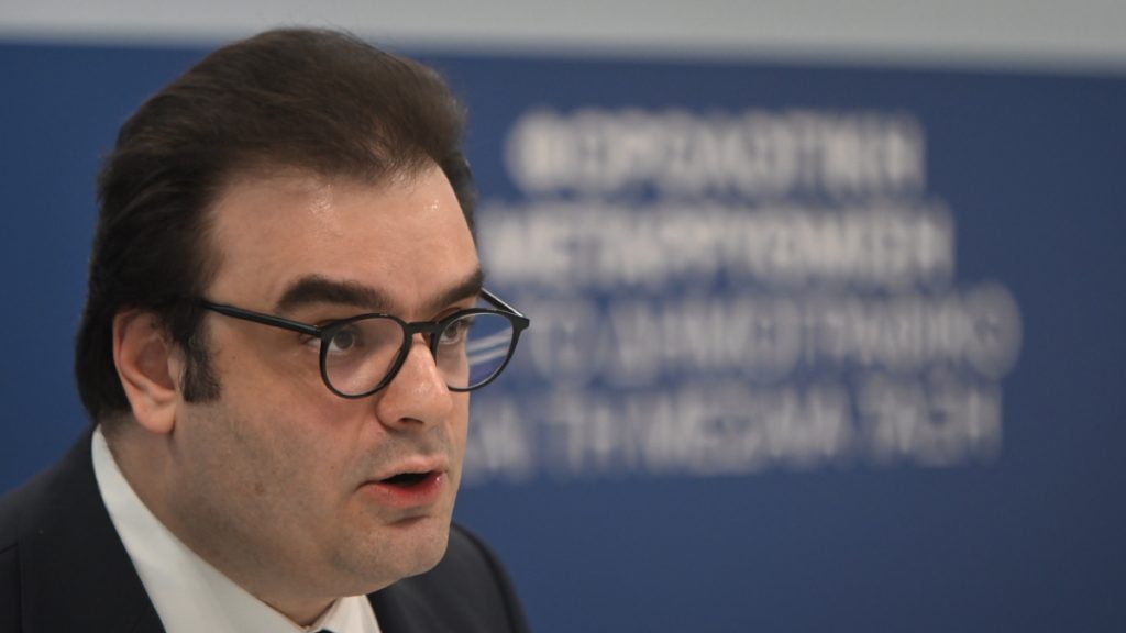 Πιερρακάκης: “Μειώνεται στο μισό ο ΕΝΦΙΑ το 2026 και καταργείται το 2027 για οικισμούς έως 1.500 κατοίκων”