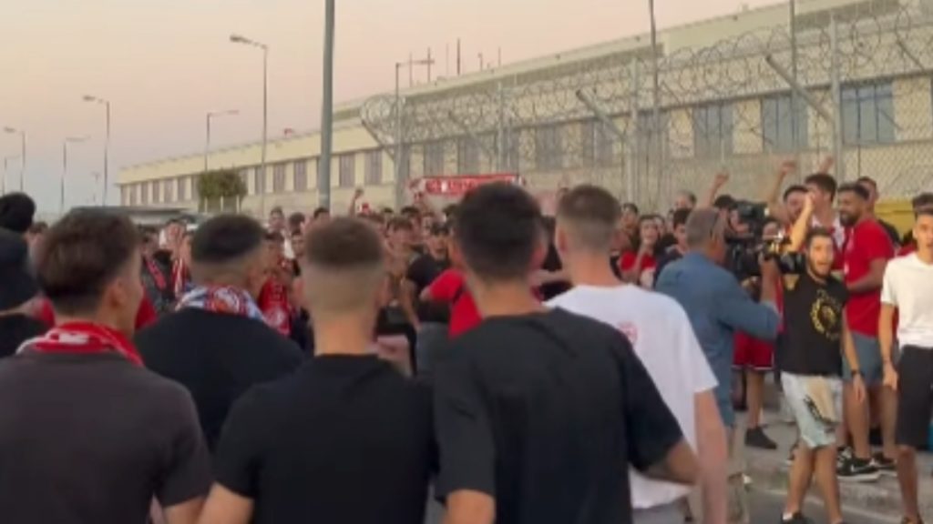 Ντάνιελ Ποντένσε: Φίλαθλοι του Ολυμπιακού στο αεροδρόμιο για την επιστροφή του Πορτογάλου (Βίντεο)