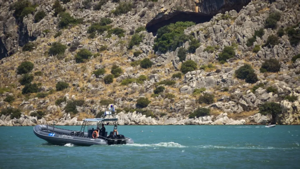 Σύγκρουση δύο σκαφών στο Πόρτο Χέλι χωρίς τραυματισμούς