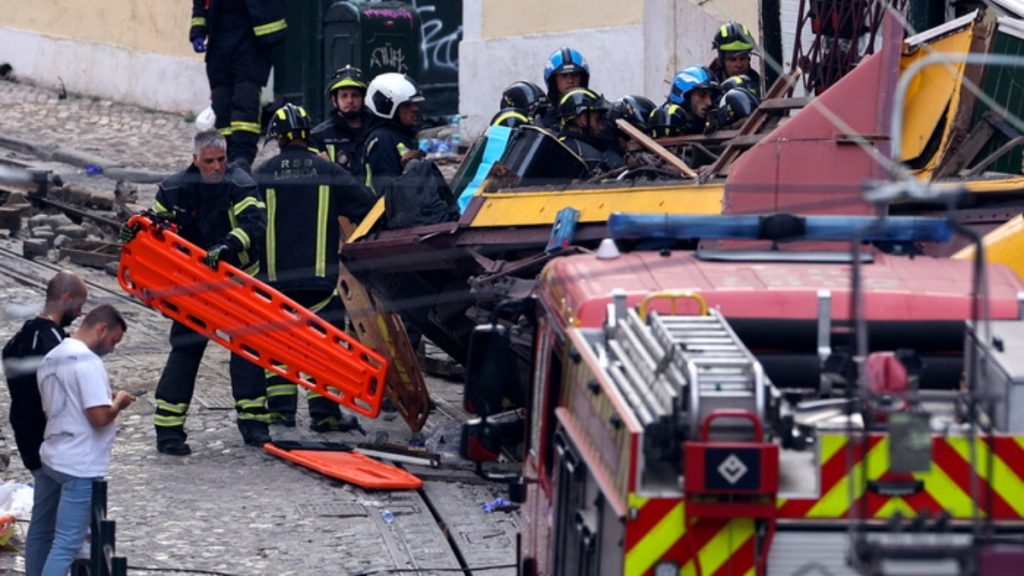 Πορτογαλία: Οι στιγμές πανικού μετά τον εκτροχιασμό του τελεφερίκ, “υπάρχουν παιδιά από κάτω” – Τι συνέβη με τα φρένα (βίντεο)