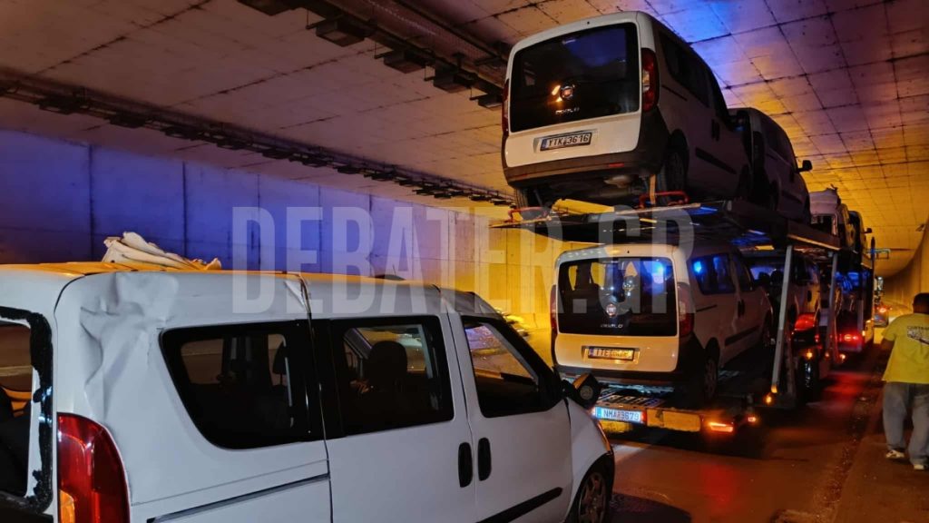 Λεωφόρος Ποσειδώνος: Αυτοκίνητο έφυγε από φορτηγάμαξα – Βίντεο του DEBATER
