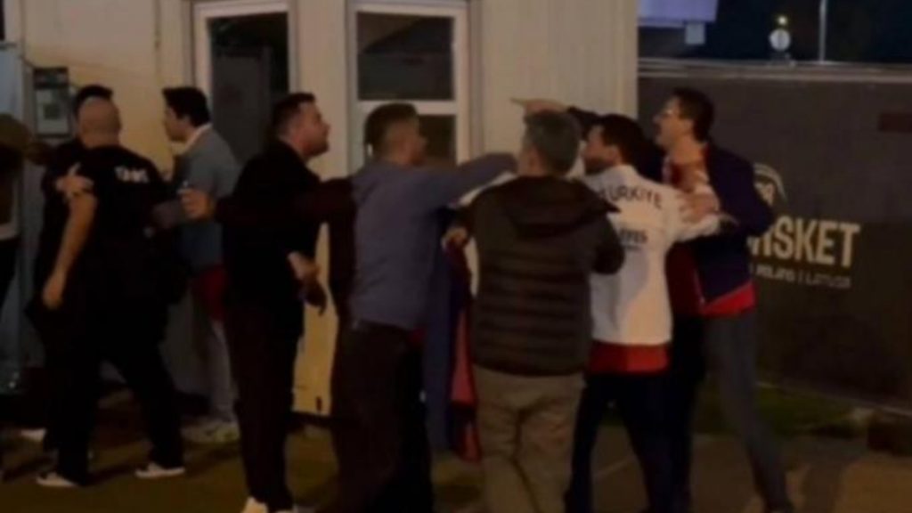 Ελλάδα – Τουρκία: Ένταση και αντεγκλήσεις ανάμεσα σε οπαδούς στη Ρίγα (Βίντεο)