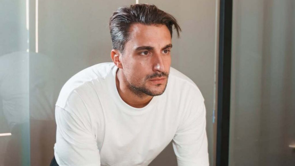 Σάκης Κατσούλης: Ξεκίνησε θεραπεία με ενέσεις για την αιφνίδια βαρηκοΐα – «Δεν είναι και ό,τι πιο ευχάριστο»