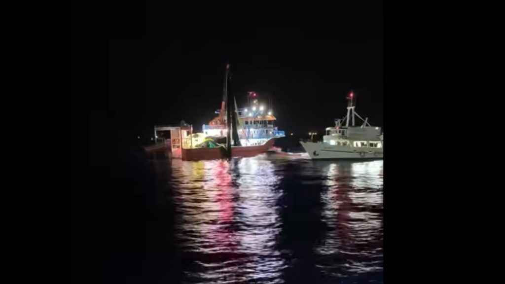 Θρακικό Πέλαγος: Η στιγμή που τουρκικά αλιευτικά πυροβολούν στον αέρα κατά Ελλήνων ψαράδων (βίντεο)