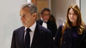 Νικολά Σαρκοζί: Έξαλλη η Κάρλα Μπρούνι μετά την απόφαση του δικαστηρίου – Πέταξε κάλυμμα από μικρόφωνο (Βίντεο)