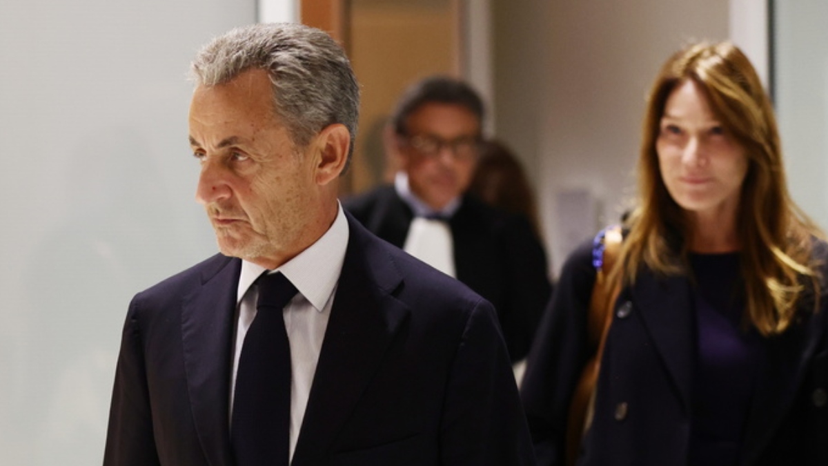 Νικολά Σαρκοζί: Έξαλλη η Κάρλα Μπρούνι μετά την απόφαση του δικαστηρίου – Πέταξε κάλυμμα από μικρόφωνο (Βίντεο)