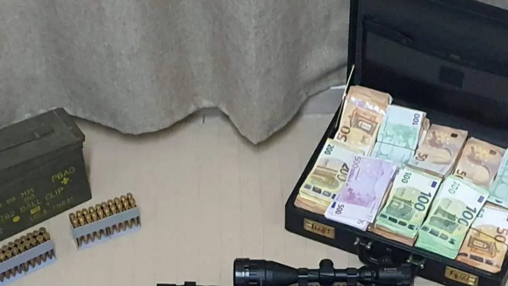 Σίφνος: 48χρονος έκρυβε “οπλοστάσιο” στο σπίτι του – Βρέθηκαν τέσσερις καραμπίνες και ένα καλάσνικοφ (βίντεο+φωτογραφίες)