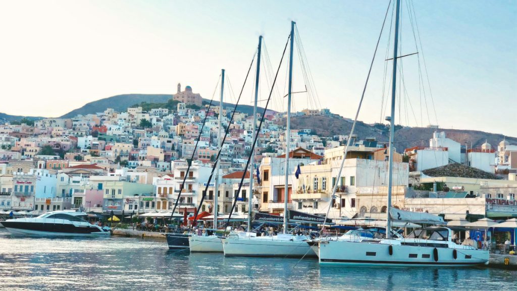 Σύρος: Η «διαχρονική βασίλισσα των Κυκλάδων» σύμφωνα με το ισπανικό Viajar