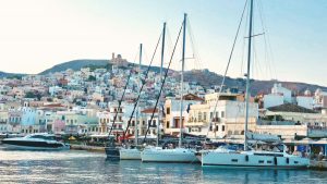 Σύρος: Η «διαχρονική βασίλισσα των Κυκλάδων» σύμφωνα με το ισπανικό Viajar