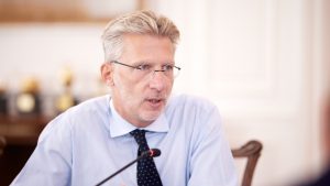Σκέρτσος: “Κατά μισό έως δύο μισθούς αυξάνεται το διαθέσιμο εισόδημα για κάθε εργαζόμενο”
