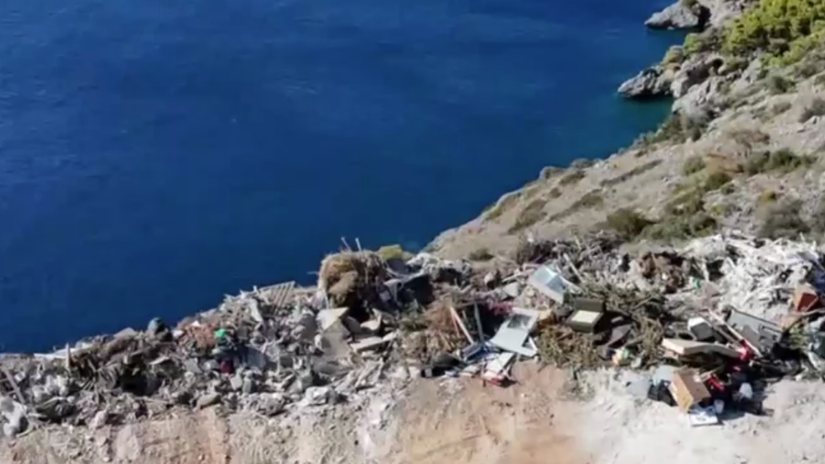 Αγκίστρι: Καταγγελίες για «βουνά» σκουπιδιών που καταλήγουν στον Σαρωνικό (Βίντεο)