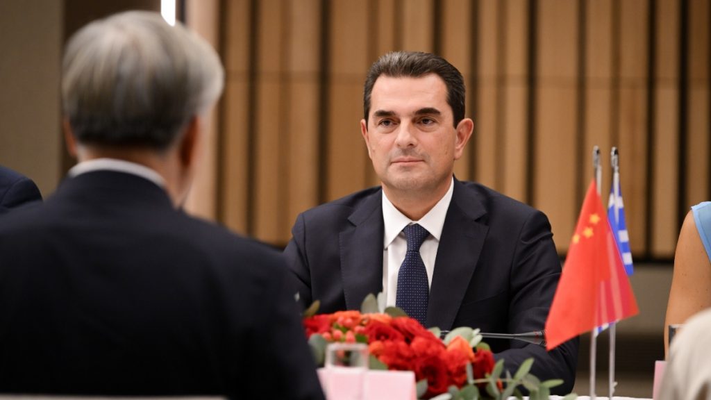 Κώστας Σκρέκας: Συναντήθηκε με αντιπροσωπεία του Κομμουνιστικού Κόμματος της Κίνας