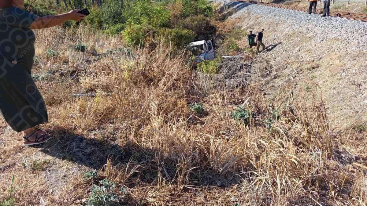 Τρένο παρέσυρε αγροτικό όχημα στο Σουφλί σε αφύλακτη διάβαση (φωτογραφίες)