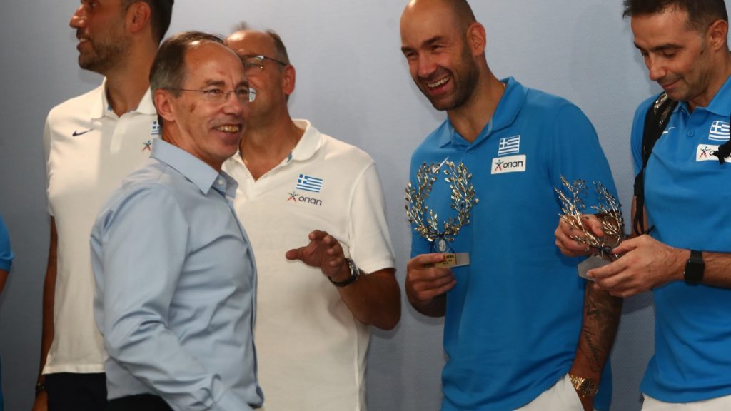 Η θερμή υποδοχή της εθνικής μπάσκετ στην  Αθήνα – Έφτασαν στο αεροδρόμιο υπό τους ήχους του Final Countdown