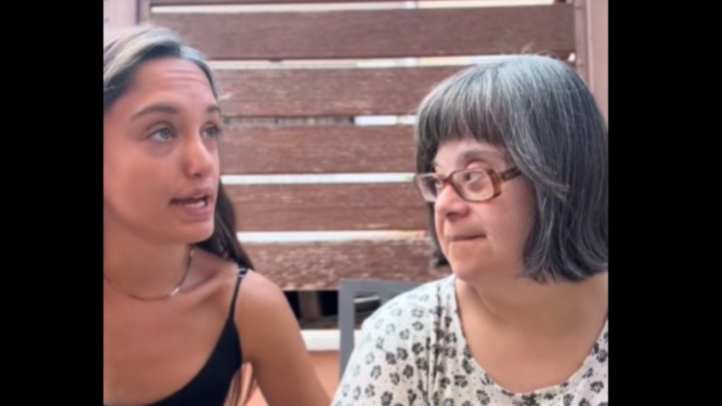 Τι λέει στο DEBATER η Αιμίλια που μαζί με την μαθήτρια της με σύνδρομο Down συγκίνησαν όλο το πανελλήνιο (βίντεο)