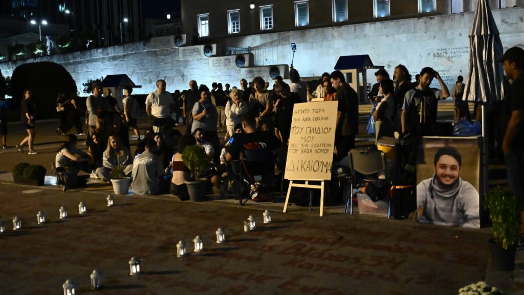 Σύνταγμα: Συγκέντρωση υποστήριξης στον απεργό πείνας και δίψας πατέρα θύματος στην τραγωδία στα Τέμπη (Φωτογραφίες)