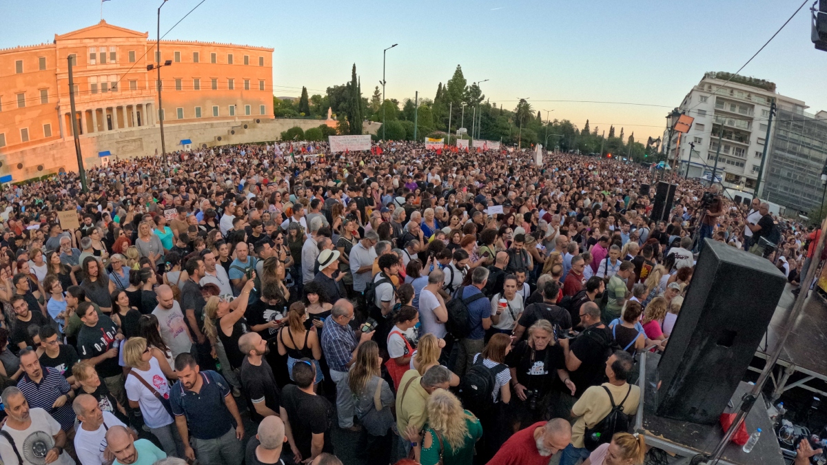 Σύνταγμα: Πλήθος κόσμου στη συγκέντρωση διαμαρτυρίας για τα Τέμπη (Βίντεο – Φωτογραφίες)
