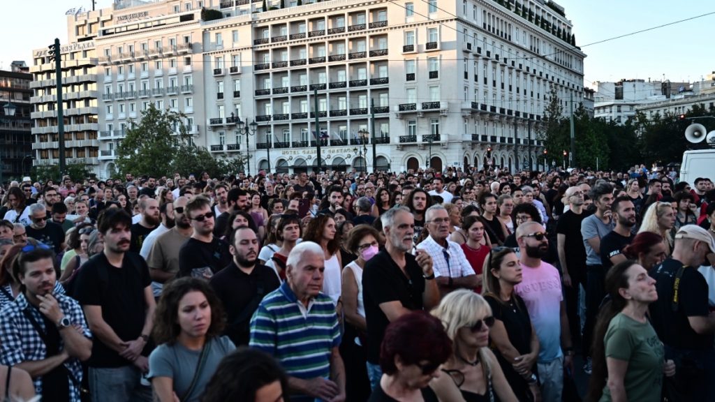 Πλήθος κόσμου στο Σύνταγμα για τον απεργό πείνας Πάνο Ρούτσι που ζητά την εκταφή του παιδιού του