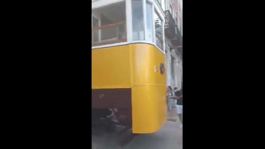 Πορτογαλία: Οι στιγμές πανικού μετά τον εκτροχιασμό του τελεφερίκ, “υπάρχουν παιδιά από κάτω” – Τι συνέβη με τα φρένα (βίντεο)