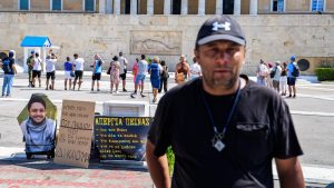 Σύνταγμα: Απεργία πείνας και δίψας από πατέρα θύματος των Τεμπών – «Θέλω να γίνει εκταφή» (Εικόνες)