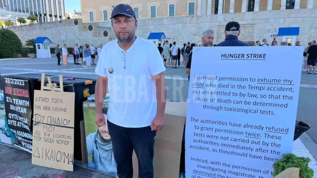 Τέμπη: 8η μέρα απεργίας πείνας στο Σύνταγμα για τον Πάνο Ρούτσι – Έκλληση μέσω του DEBATER: “Ανοίξτε τον τάφο του παιδιού μου” (φωτογραφίες)