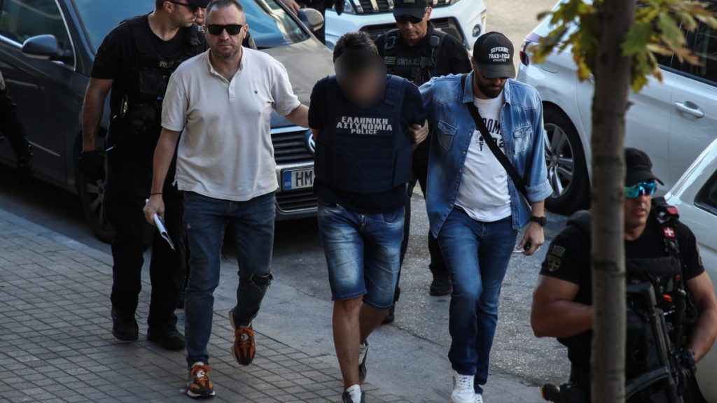 Θεσσαλονίκη: Στον εισαγγελέα ο 50χρονος αδελφοκτόνος υπό δρακόντεια μέτρα ασφαλείας (Φωτογραφίες +βίντεο)