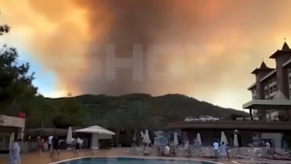 Τουρκία: Πύρινη λαίλαπα κατακαίει τα πάντα στην Αττάλεια – Πάνω από 800 πυροσβέστες στη μάχη, δείτε βίντεο