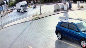 Τροχαίο δυστύχημα στη Θεσσαλονίκη: Η στιγμή που ο 29χρονος μοτοσικλετιστής συγκρούεται με την νταλίκα (Βίντεο)