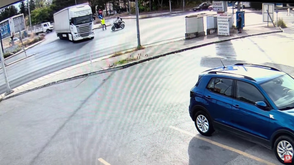 Τροχαίο δυστύχημα στη Θεσσαλονίκη: Η στιγμή που ο 29χρονος μοτοσικλετιστής συγκρούεται με την νταλίκα (Βίντεο)