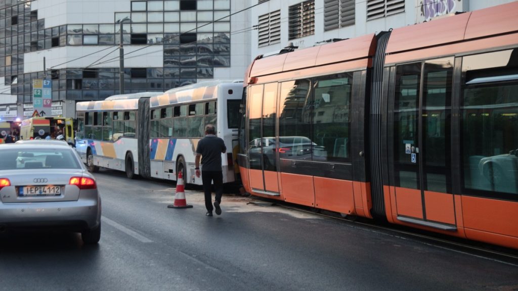 Πειραιάς: Λεωφορείο συγκρούστηκε με συρμό του Τραμ – 30 ελαφρά τραυματίες (Εικόνες)
