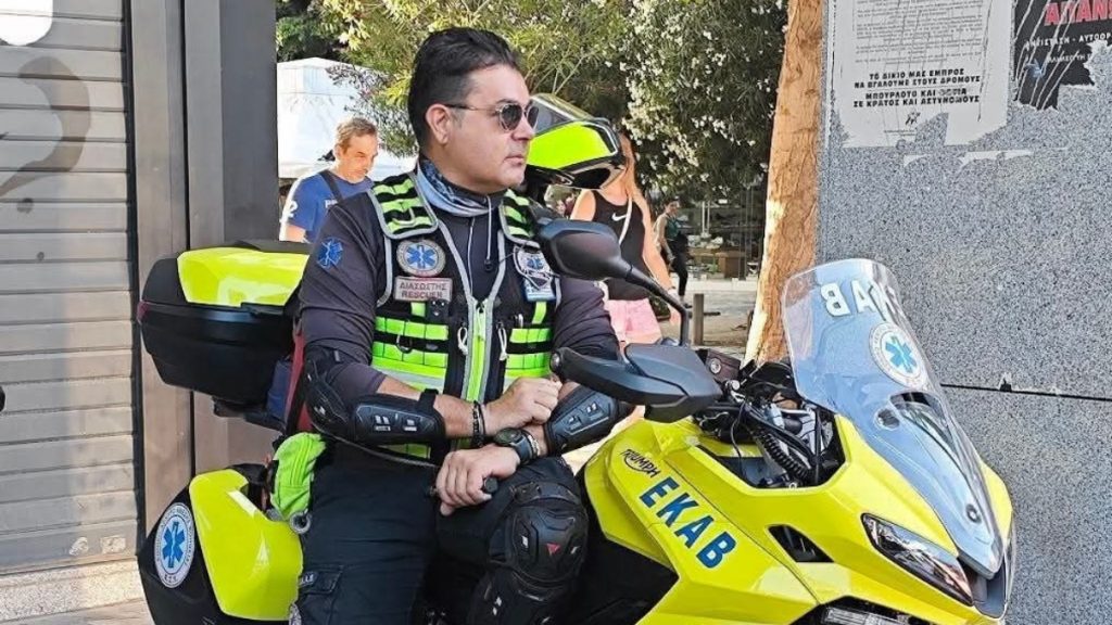Σε κρίσιμη κατάσταση διασώστης του ΕΚΑΒ που τραυματίστηκε σε τροχαίο στην Καλλιθέα – Έκκληση για αίμα από τους συναδέλφους του