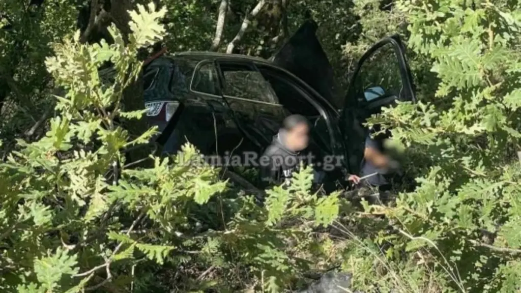 Τρομακτικό τροχαίο στη Φθιώτιδα: Αυτοκίνητο έπεσε σε χαράδρα 15 μέτρων – “Άγιο” είχε η οδηγός (φωτογραφίες)
