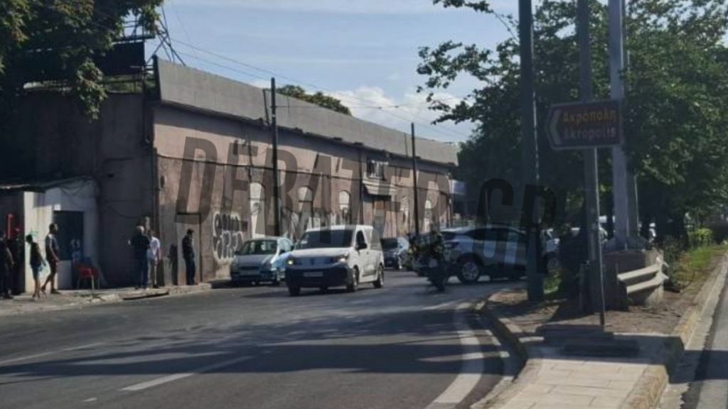 Σοβαρό τροχαίο στην Πέτρου Ράλλη – ΙΧ “καρφώθηκε” σε κολώνα (Εικόνα)