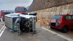 Τραγωδία στο Γαλαξίδι: Δύο νεκροί από σφοδρή σύγκρουση δυο ΙΧ – Το ένα αυτοκίνητο μπήκε στο αντίθετο ρεύμα (Εικόνα)