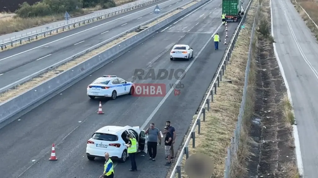 Αυτοκίνητο συγκρούστηκε με φορτηγό στα διόδια της Θήβας – Δείτε Βίντεο