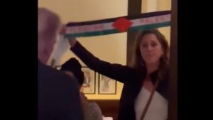 Αποδοκίμασαν τον Τραμπ σε εστιατόριο στην Ουάσινγκτον – «Είσαι σύγχρονος Χίτλερ» (βίντεο)