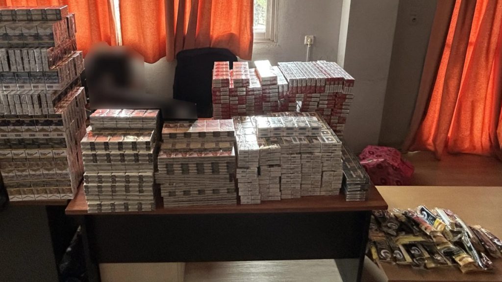 Αιγάλεω: Χειροπέδες σε 47χρονο για διακίνηση λαθραίων τσιγάρων – Έκρυβε σε σακούλα πάνω από 2.300 πακέτα