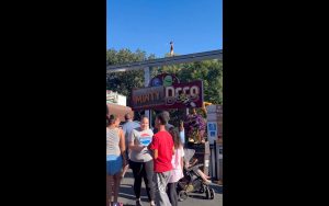 ΗΠΑ: Viral διάσωση σε λούνα παρκ – Άνδρας έσωσε παιδί που περπατούσε σε ράγες τρένου (βίντεο)