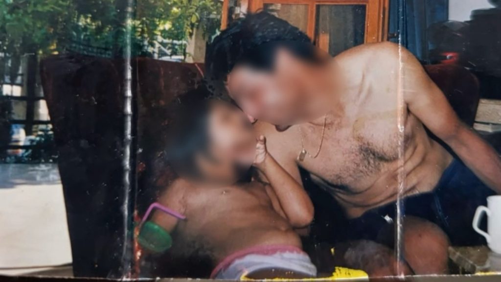Βρήκε φωτογραφία που επέπλεε στη θάλασσα, την ανήρτησε στο διαδίκτυο και βρήκε τον κάτοχο της (φωτογραφίες)