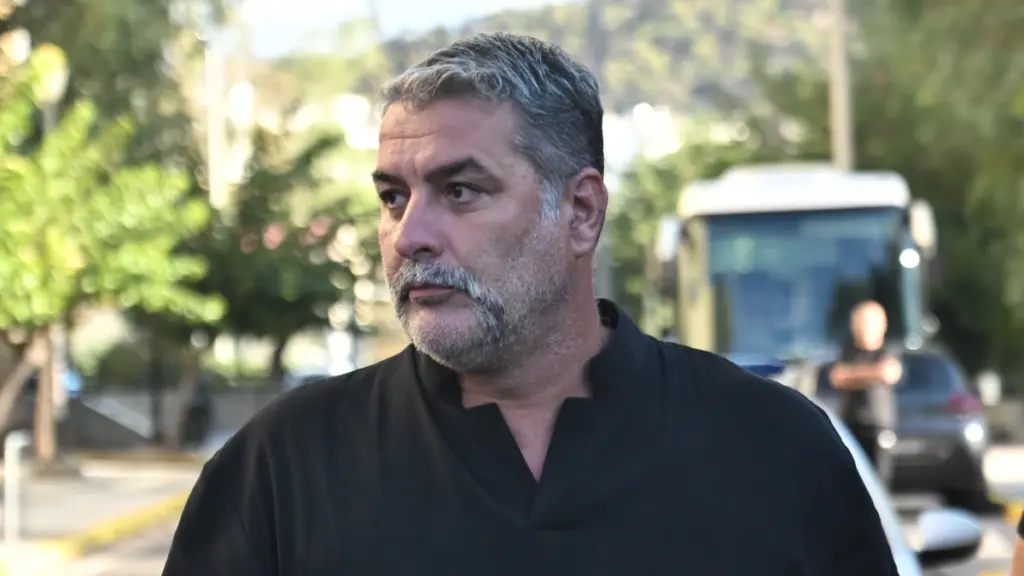 Β. Μπισμπίκης: «Δεν μου ανέφερε ποτέ ότι παρέσυρε τρία αυτοκίνητα», λέει ο αστυνομικός που δέχθηκε τηλεφώνημα από τη συνεργάτιδά του