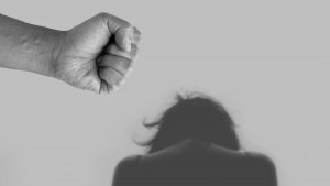 Ηράκλειο: 34χρονη καταγγέλλει ξυλοδαρμό από τον ένστολο πρώην σύζυγό της – Την χαστούκισε και την τράβηξε από τα μαλλιά