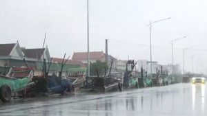 Βιετνάμ: Ένας νεκρός και 12 αγνοούμενοι από το καταστροφικό πέρασμα του τυφώνα Μπουαλόι (βίντεο)