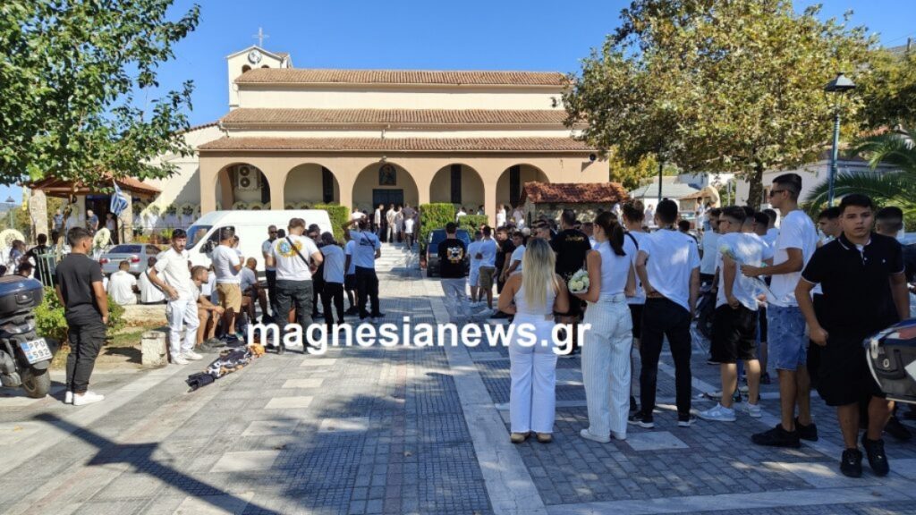Βόλος: Θρήνος στην κηδεία του 18χρονου Νίκου Παλάσκα – Φίλοι του έκαναν πορεία με μηχανάκια (βίντεο+φωτογραφίες)