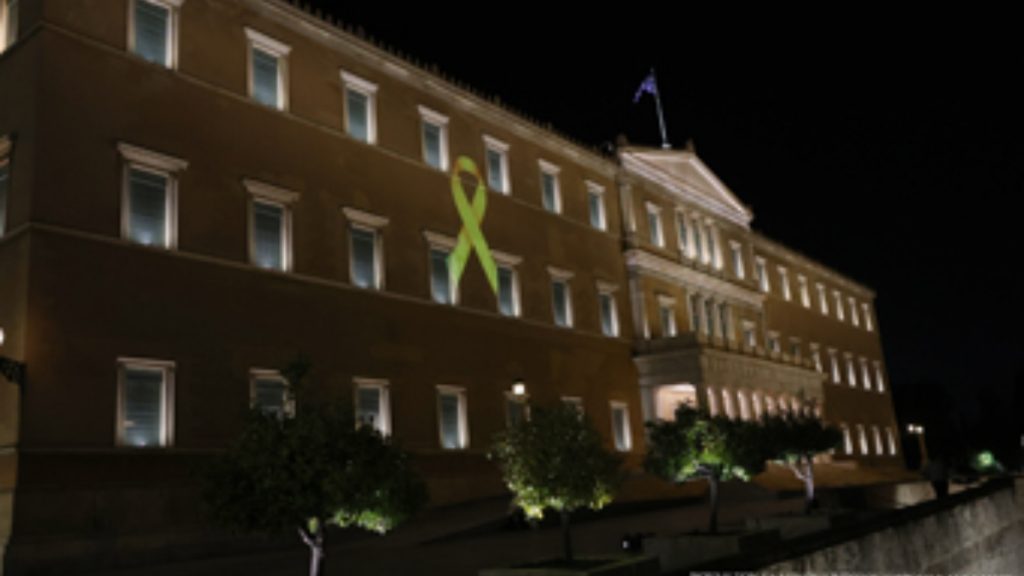 Βουλή: Φωταγωγήθηκε με το σύμβολο της μάχης κατά του παιδικού και εφηβικού καρκίνου