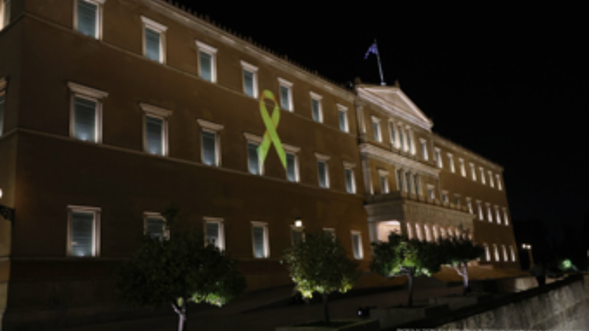 Βουλή: Φωταγωγήθηκε με το σύμβολο της μάχης κατά του παιδικού και εφηβικού καρκίνου
